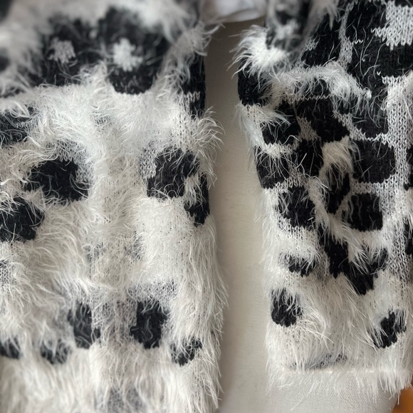 SALE 🎁 NEW Black, grey and white cheetah print sweater. Stunning and size M. - Picture 4 of 11